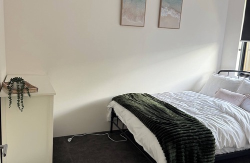 Singleton House | Seaside EscapenKick back and relax in this calm, stylish space.