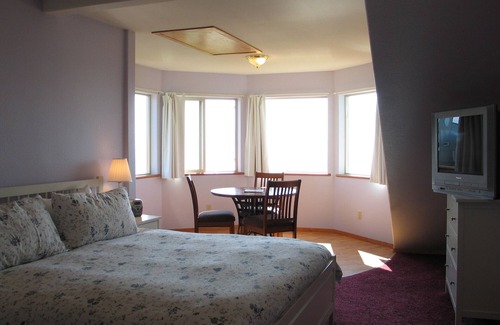 Homer Cabin | Seaside Lodge on Bishop's Beach with Spectacular views of Kachemak Bay!