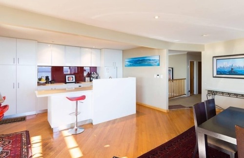 Britannia Heights House | Seaside Manor - Harbour Views, Nelson Waterfront!