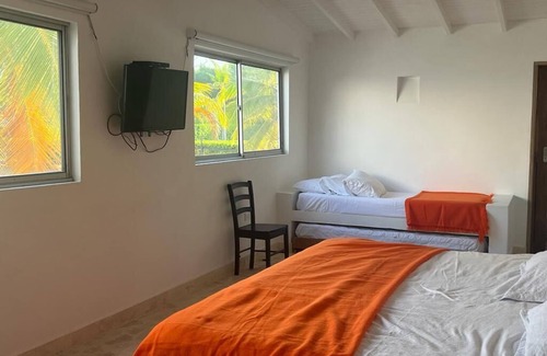 Tolu House | Seaside Paradise: 5-Bedroom Beach House with Pool
