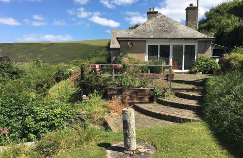Crackington Haven House | Seaside Retreat, bungalow with sea views, 5 min walk sandy, surfing beach.