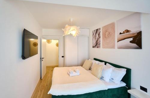 Mamaia-Sat Apartment | Seaside Serenity Apartment in Infinity Beach Resort - parking