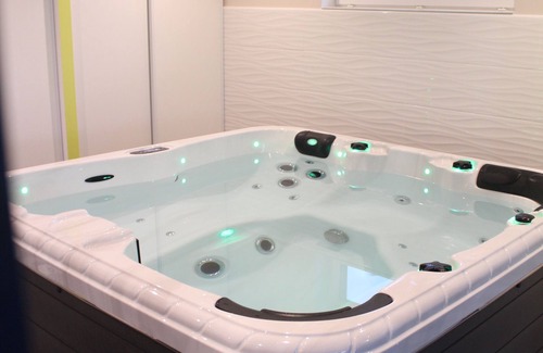 Plouescat Villa | Seaside Vacation Villa private SPA area + indoor Pool + Jacuzzi + Shower