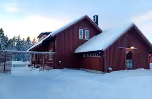 Umea Municipality House | Seaside villa in Umeå with wood-fired sauna perfect for families and companies