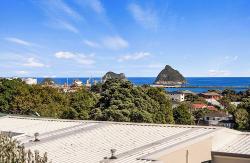 New Plymouth House | Seaside Weekender - New Plymouth Holiday Home