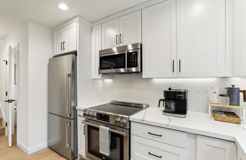 Southeast Magnolia House | Seattle Retreat, 3 bedroom 2.5 bathroom, Family Friendly near Magnolia Village.