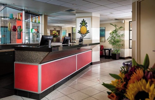 University District Hotel | Seattle Stay w/Welcoming Vibes | Seasonal Outdoor Pool Access, 2 Family Rooms