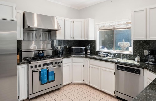 Stevens House | Seattle Vacation Home: American Wonders - 7 bedroom/4.5 bath, sleeps 25, views