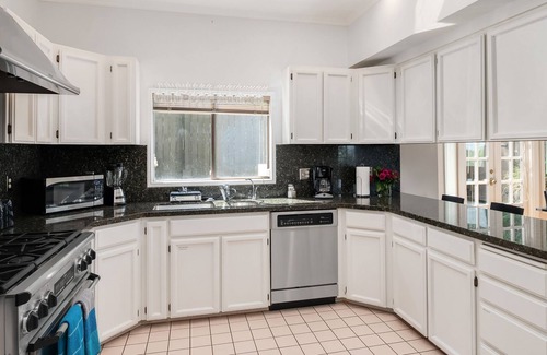 Stevens House | Seattle Vacation Home: American Wonders - 7 bedroom/4.5 bath, sleeps 25, views
