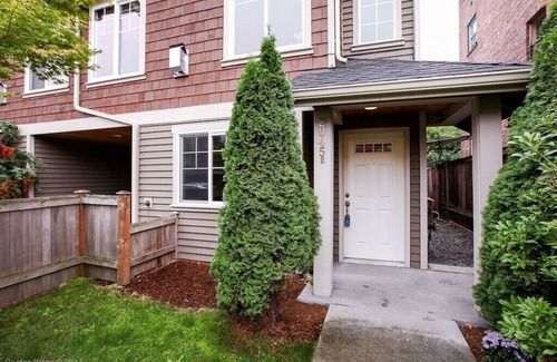 Old Ballard House | Seattle Vacation Home: Ballard Townhome - Impeccably finished 2 bedroom/2.5 bathrooms with parking