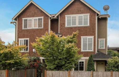Old Ballard House | Seattle Vacation Home: Ballard Townhome - Impeccably finished 2 bedroom/2.5 bathrooms with parking