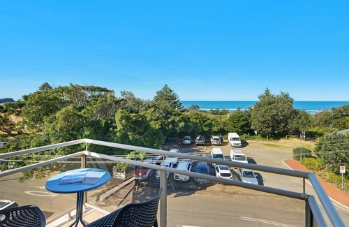 Avoca Beach Apartment | Seaview 12 - Pete & Kaz's - Modern Apartment