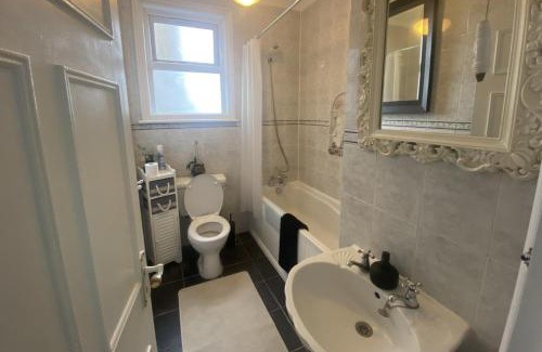 Southwick Apartment | Seaview 2 Bedroom House Sleeps 5 -Pets Ok -WiFi