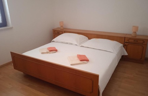 Bili brig Apartment | Seaview Apartment with 2 bedrooms a private balcony and parking garage