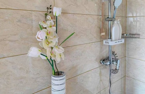 Challengers Hotel | Seaview Garden -Caribbean Light Vila