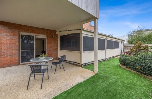 Torquay House | Seaview Haven: Pet Friendly near Fisherman’s Beach