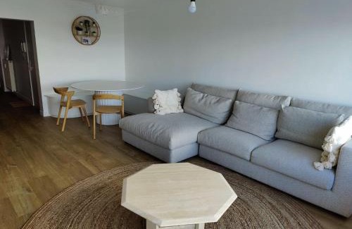 Heist Apartment | Seaview Heist: 3-Bedroom Flat by the Beach