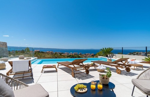 Podstrana Villa | Seaview Villa Nocturno with 4 en-suite bedrooms, private heated 35smq infinity pool with hydromassage and Jacuzzi