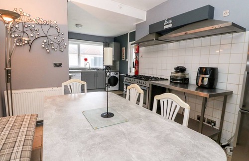 Carnoustie Cottage | SEAVIEW WELLNESS RETREAT, pet friendly, with hot tub in Carnoustie