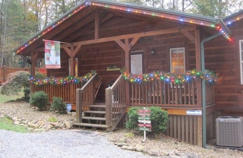 Gatlinburg - Pigeon Forge Cabin | Secluded 2 Bed, Hot Tub, Pool Table, Fire Pit. Enjoy a Fall Getaway!