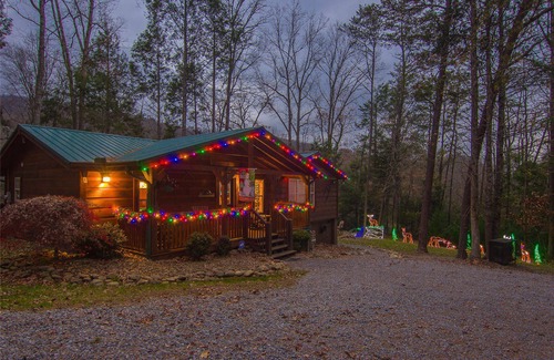 Gatlinburg - Pigeon Forge Cabin | Secluded 2 Bed, Hot Tub, Pool Table, Fire Pit. Enjoy a Fall Getaway!
