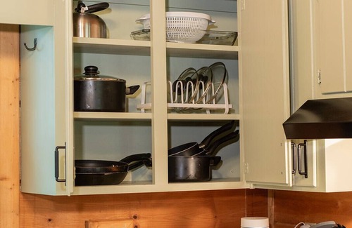 Cherry Log Cabin | Secluded 4WD adventure with mountain views, hot tub and flat yard. Pet-friendly!