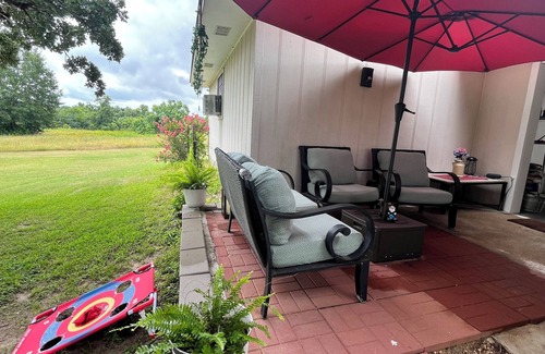 Brenham House | Secluded, acreage,1.5m to dwntn. Fishing-paddleboat-nature trail-KING Sleep# Bed