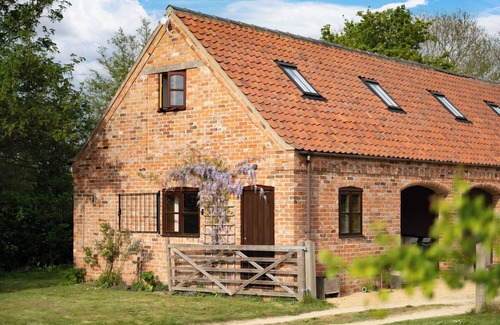 Leadenham House | Secluded barn sleeps up to seven in rural Lincolnshire. Private parking.