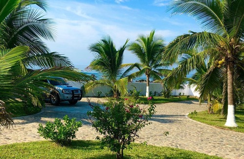 La Union de Isidoro Montes de Oca Villa | Secluded beachfront villa w/pool near Troncones and 30 min from Lazaro Cardenas