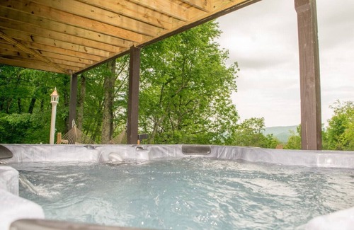 Boone Cabin | Secluded Cabin in Town w/Mountain View