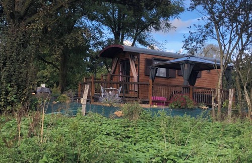 Clamerey Cabin | Secluded caravan, ideal for romantic or family get-togethers