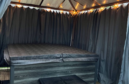 Clamerey Cabin | Secluded caravan, ideal for romantic or family get-togethers