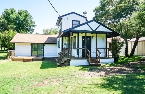 Annetta House | Secluded Country Lodge In Aledo - Pet Friendly!