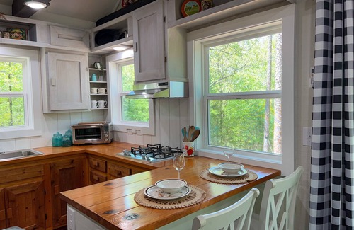 Mena Cabin | Secluded cozy cabin overlooks creek below, close to WPG trails, newly remodeled