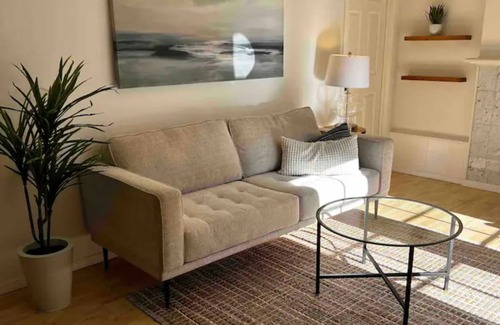 Richmond Highlands House | Secluded Cozy Guesthouse Office+Fireplace+W&D
