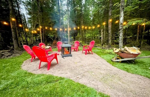 Lac du Bonnet Cottage | Secluded Forest Themed Cottage with Hot Tub,3 bed 2 bath with loft sitting area