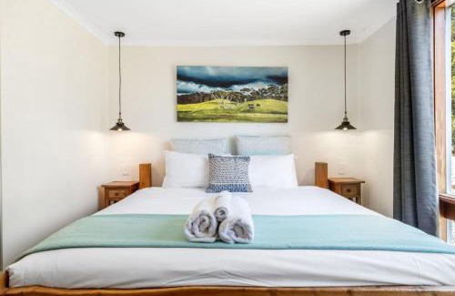 Deep Bay House | Secluded Huon Valley Lodge with Hot Tub and Cottage