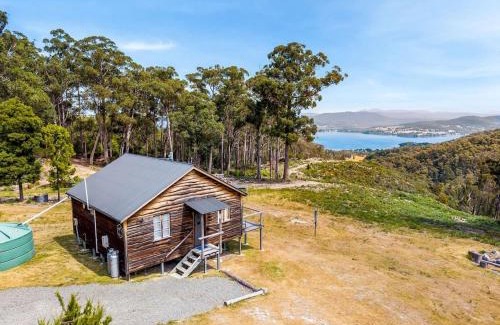 Deep Bay House | Secluded Huon Valley Lodge with Hot Tub and Cottage