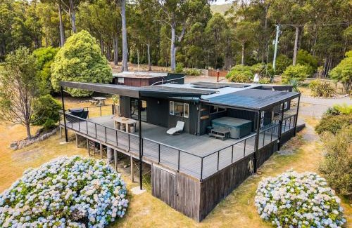 Deep Bay House | Secluded Huon Valley Lodge with Hot Tub and Cottage