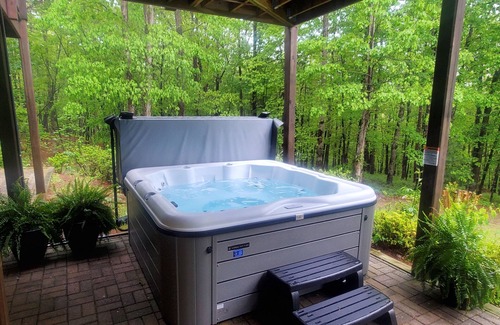 Helen Cabin | Secluded Lodge w/Mountain Views, Hot Tub, Firepit & Game Room~2miles to Helen,GA