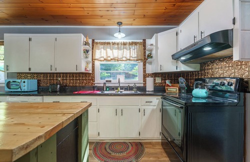 Gatlinburg - Pigeon Forge Cottage | Secluded - Near Pigeon Forge + Gatlinburg! Hot Tub + Firepit + Game Room + WiFi