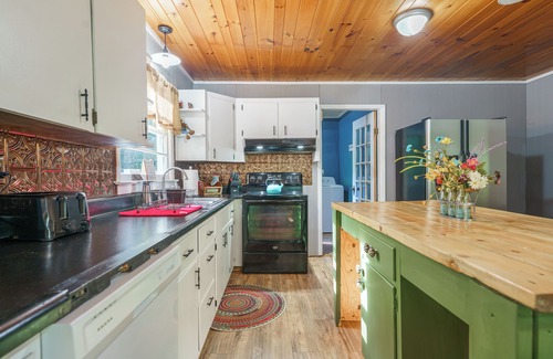 Gatlinburg - Pigeon Forge Cottage | Secluded - Near Pigeon Forge + Gatlinburg! Hot Tub + Firepit + Game Room + WiFi