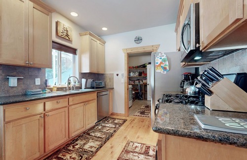 Cle Elum House | Secluded retreat with stunning views, private hot tub, game room & fireplace
