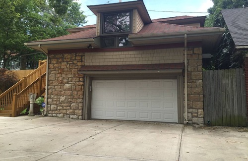 Central Hyde Park Apartment | Secluded Romantic Carriage House - pets welcome!