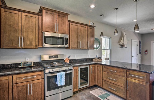 El Lago House | Secluded Seabrook Waterfront Home w/Patio!