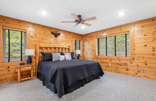 The Galena Territory Cabin | Secluded Spacious Cabin | Private Hot Tub | Large Bedrms | Huge Deck & Screen Rm