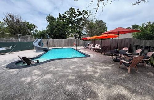 South Tulsa House | Secluded Studio-Style 1-Bed/1-Bath Poolhouse in Southern Hills/Tulsa