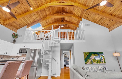 Doctor's Arm House | Secluded Tropical Retreat: 60' Dock, Large Pool, World-Class Fishing & Lobster