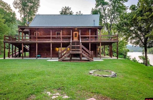 Norfork Cabin | SECLUDED WHITE RIVERFRONT CABIN -SLEEPS 2-10, GREAT FAMILY & FISHERMEN GETAWAY