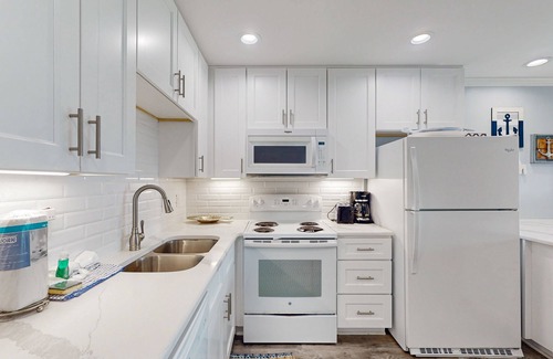 Morehead City Condo | Second-Floor, Ocean View Condo with WiFi & Shared Pools/Hot Tub/Putt-Putt